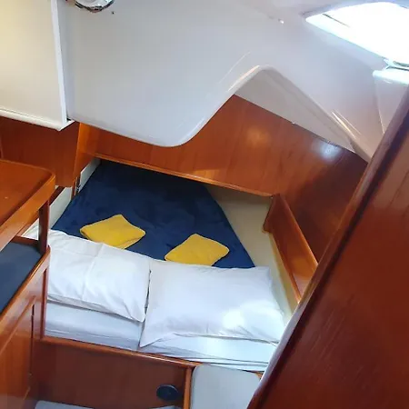Coriandre 2 - Sur Un Grand Voilier 9 Personnes By Nuits Au Port Botel