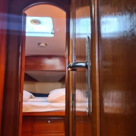 Coriandre 2 - Sur Un Grand Voilier 9 Personnes By Nuits Au Port Botel