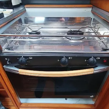 Coriandre 2 - Sur Un Grand Voilier 9 Personnes By Nuits Au Port La Rochelle (Charente-Maritime)