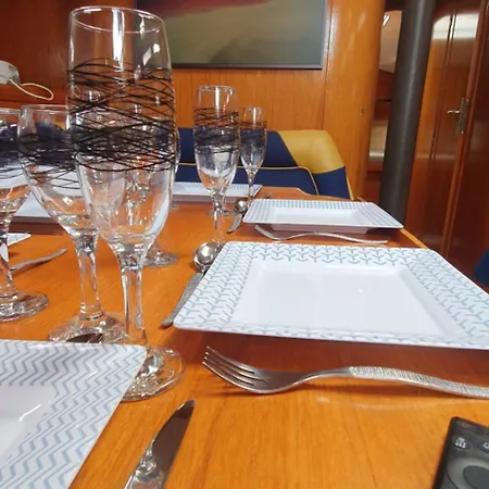 Botel Coriandre 2 - Sur Un Grand Voilier 9 Personnes By Nuits Au Port *