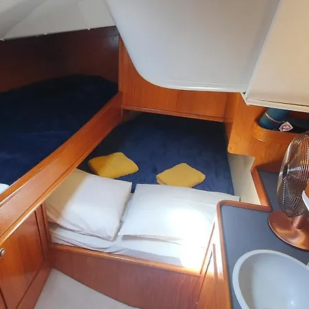 Botel Coriandre 2 - Sur Un Grand Voilier 9 Personnes By Nuits Au Port