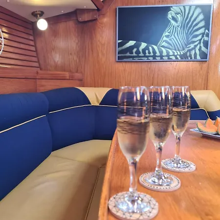 Botel Coriandre 2 - Sur Un Grand Voilier 9 Personnes By Nuits Au Port La Rochelle (Charente-Maritime)