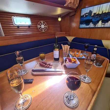 Botel Coriandre 2 - Sur Un Grand Voilier 9 Personnes By Nuits Au Port *
