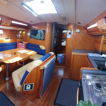 Coriandre 2 - Sur Un Grand Voilier 9 Personnes By Nuits Au Port Botel La Rochelle (Charente-Maritime)